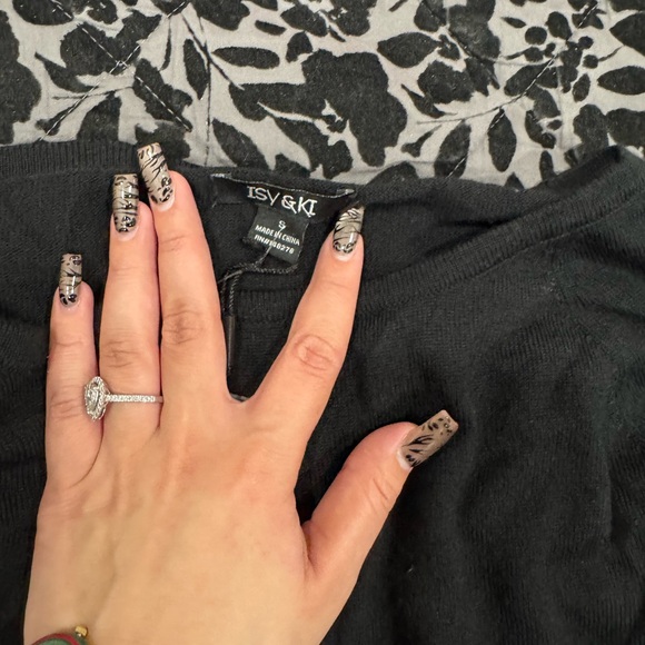 Chic Black Feathered Women's Sweater - Picture 2 of 2